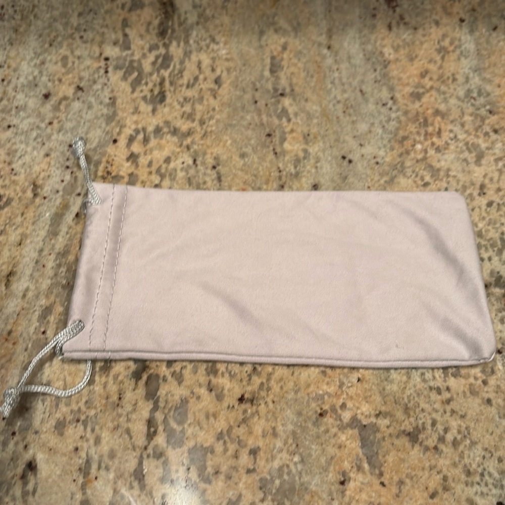 Silky cloth sunglass case. There are no sunglasses in the case - Picture 2 of 3